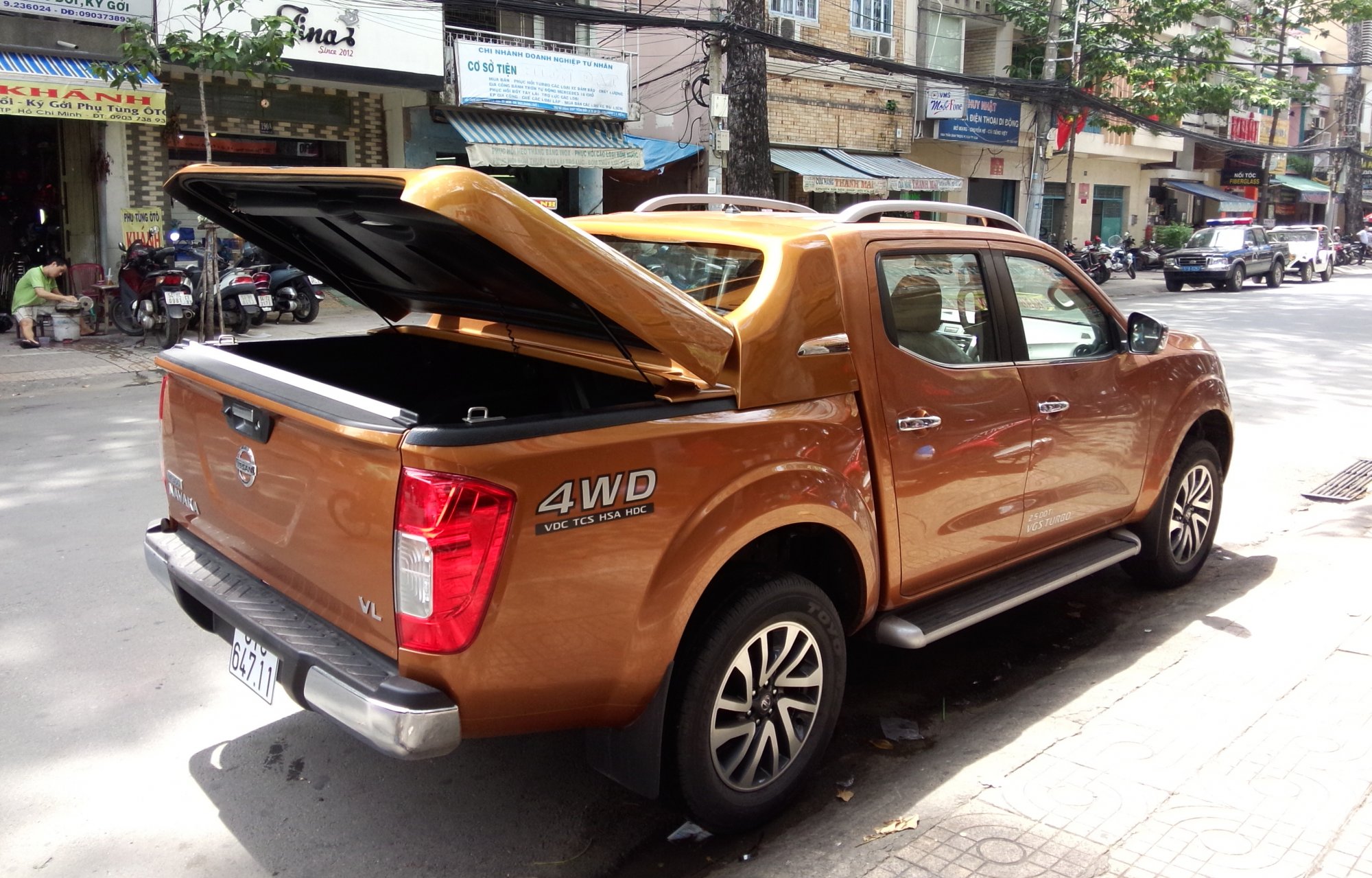 nắp thùng navara np 300